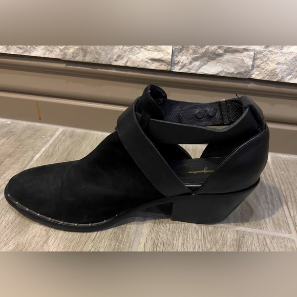 Urge booties Black suede with strap size 38/ 7.5 -8 - Picture 1 of 11